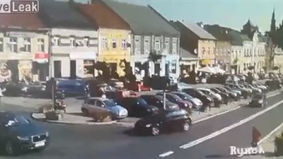 مسنة تتعرض لحادث دهس مروع أثناء عبورها الطريق (فيديو)