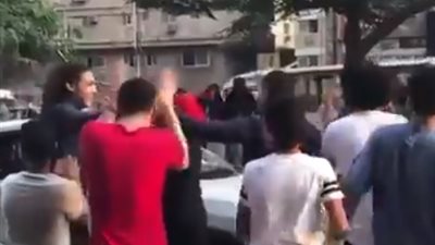 «وصلة رقص» لمصرية مع فرقة شعبية لحظة توقف إشارة المرور (فيديو)