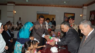 بالصور.. محافظ سوهاج يصرف 200 جنيه للأطفال الأيتام