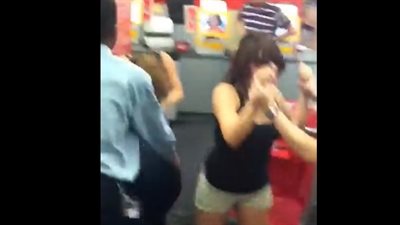 رد فعل أمن مطعم لحظة نشوب شجار عنيف بين امرأتين (فيديو)