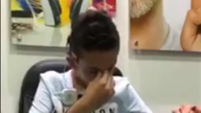 رد فعل شاب يسمع لأول مرة (فيديو)