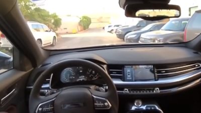 رجل يدمر سيارة صديقه بحفار بعد خلاف بينهما (فيديو)