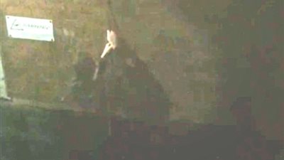 بالفيديو والصور.. لص غبي يحاول قطع سلك كهربائي بفمه