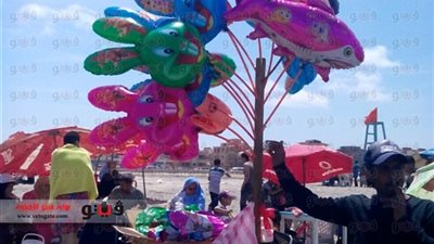 انتشار الباعة الجائلين أمام بوابات 