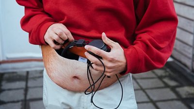 بالصور.. تصميم حقيبة على شكل كرش لمنع سرقتها