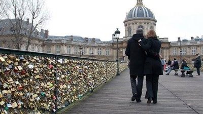 بالفيديو والصور.. جسور الرومانسية حول العالم.. تعليق الأقفال على جسر الحب في صربيا.. إلقاء مفاتيح مدون عليها أسماء العشاق في أنهار أمستردام.. وأهالي أستراليا يستغلون جسر سيدني في إقامة حفلات الزواج