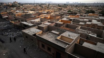 «المدفونون في الحياة».. سكان المقابر الأكثر تعاسة بين الطبقات.. الآباء يحلمون بـ«اللقمة» وتعليم أفضل للأبناء.. الأطفال والنساء يختبئون مع غروب الشمس.. واستشاري طب نفسي: أصبح لديهم 