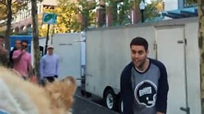 بالفيديو والصور.. كلب يثير دهشة المارة بممارسته الكرة داخل حقيبة