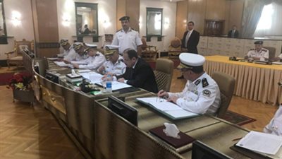 وزير الداخلية يتفقد كشف الهيئة لطلبة أكاديمية الشرطة