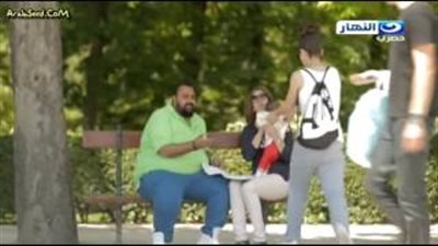 بالفيديو.. رد فعل المارة على إلقاء مصرى حفاضة أطفال في شوارع إسبانيا