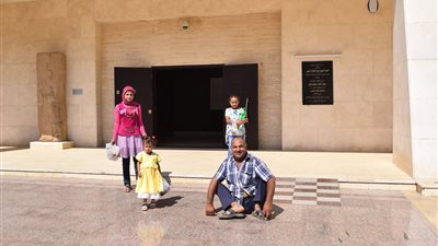 معاق يزور متحف سوهاج الجديد احتفالا بعيد الأضحى