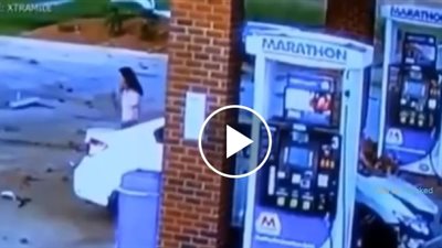 لحظة نجاة فتاة تعرض لحادث مروع داخل محطة وقود (فيديو)