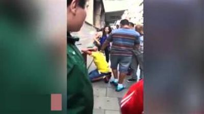 بالفيديو.. فتاة تركل «حرامى» سرق حقيبتها في وجهه