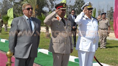 بالصور.. محافظ الإسماعيلية يضع الزهور على النصب التذكاري للجندى المجهول