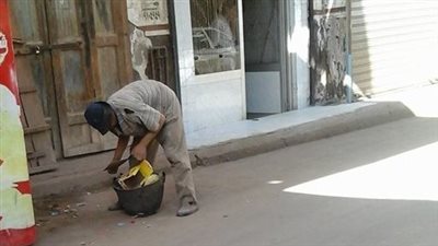 بالصور.. عمال النظافة يرفعون أكوام القمامة أول أيام العيد بالفيوم