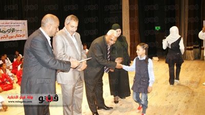 بالصور.. تكريم 20 يتيمًا و5 أمهات فى احتفالية يوم اليتيم بأسوان