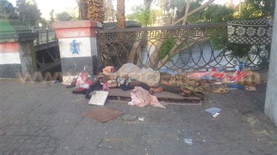 بالصور.. «كراكون في الشارع» تزامنًا مع ذكرى اليوم العالمى للحق في السكن.. مواطنون يفترشون الأرصفة وأسفل الكباري.. عم رضا: « نفسى في مكان يلمنى أنا وعيالى».. وحسن: باقضى الليل كل يو