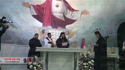 بالصور.. الأنبا إسحاق يدهن المذبح الجديد بكنيسة العائلة المقدسة بالزيتون