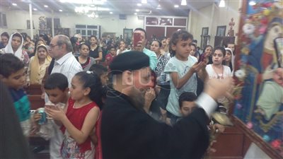 أقباط «دشنا» في قنا يودعون «صوم العذراء» بالزغاريد والشموع (صور)