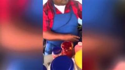 بالفيديو.. بائع يقدم مشروبًا يصيب بمرض السكري