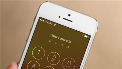 FBI تطلب من آبل فتح قفل هاتفي آيفون يتعلقان بقضية إطلاق نار