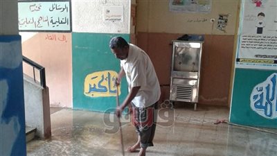 بالصور.. معلمو مدرسة «المعنا» بقنا ينظفونها استعدادا للعام الدراسي