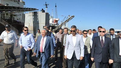 وزير النقل يتابع تطوير «دمياط البحري».. «الجيوشي»: خطة لربط الميناء بالنيل وإعادة الخطوط الملاحية.. تطوير الموانئ البحرية لمواكبة النظم العالمية.. ويعلن: تفعيل النقل النهري لتخفيف 