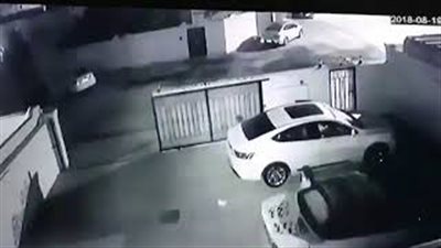 نجاة طفلة صغيرة من الموت داخل فناء منزلها (فيديو)