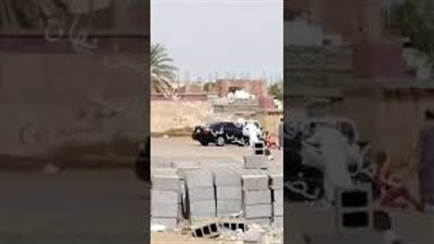 سعودي يعتدي على عامل نظافة مسن بالضرب المبرح (فيديو)