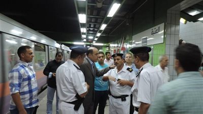 حملات أمنية على محطات مترو الأنفاق والسكك الحديدية استعدادا لاحتفالات 6 أكتوبر.. ضبط 83 بائعا متجولا ومتسولين.. وإلقاء القبض على طالب بحوزته «شماريخ» بمحطة السادات.. وفحص متعلقات الركاب إلكت