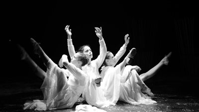 «الشقيقات الثلاثة» تبهر جمهور مهرجان المسرح التجريبي بالأوبرا