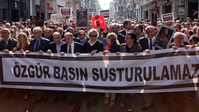 بالفيديو والصور.. صحفيو تركيا يثورون ضد قمع 