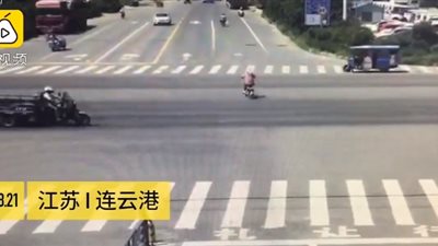 لحظة دهس شاحنة امرأة أثناء قيادتها دراجة نارية (فيديو)