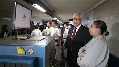 مساعد وزير الداخلية لشرطة النقل يتفقد محطة مترو السادات (فيديو)