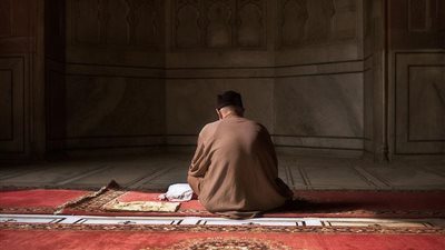 كيفية تحديد المعهد القومي للعلوم الفلكية لمواقيت الصلاة.. «الظهر» عندما يبلغ ظل كل شىء مثله.. «العصر» ينتهي باختفاء قرص الشمس تحت الأفق.. و«العشاء» مع مغيب «الشفق ال