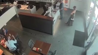 لحظة سرقة لص محفظة امرأة داخل مطعم مزدحم (فيديو)