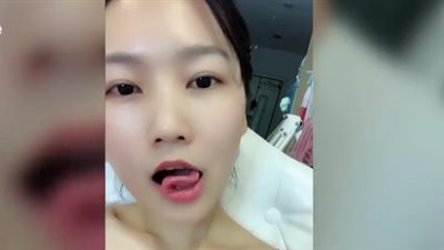 «وصلة رقص» للسان فتاة تشعل الإنترنت (فيديو)