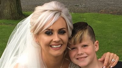 طفل يسرق الأضواء في حفل زفاف والديه (فيديو وصور)