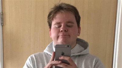 سائح بريطاني يخوض تحدي شرب مميت (فيديو وصور)