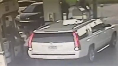 سيدة تتعرض للسرقة أثناء تزويد سيارتها بالوقود (فيديو)