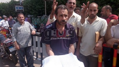 بالفيديو.. عامل بـ«نقل الشرقية»: «جايب كفني معايا والمحافظ يأكّل عيالي»