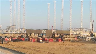 الانتهاء من تجهيزات حفل عمرو دياب بالساحل الشمالي (صور)