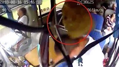 صخرة تخترق حافلة أثناء سيرها وتصيب قائدها (فيديو)