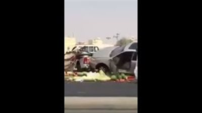 بالفيديو.. سعودي يتسبب في حادث تصادم لانشغاله بهاتفه