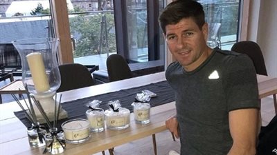 سخرية من لاعب ليفربول السابق لبيعه الشموع (صور)