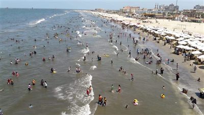 شاطئ بورسعيد يمتلئ بالزوار في أيام العيد (فيديو وصور)