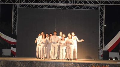 «ولاد البلد» كامل العدد على مسرح الممشى السياحي بالغردقة