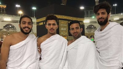 «كهربا» ونجوم اتحاد جدة يؤدون مناسك العمرة