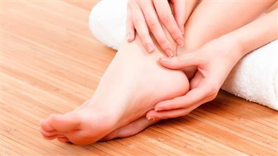 أفضل طريقة لعلاج تشققات الكعبين