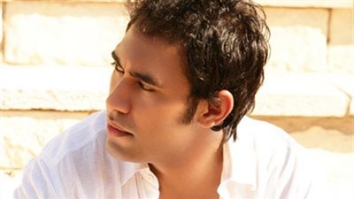 عمرو مصطفى «يسب» علاء عبد الفتاح بسبب «منير»